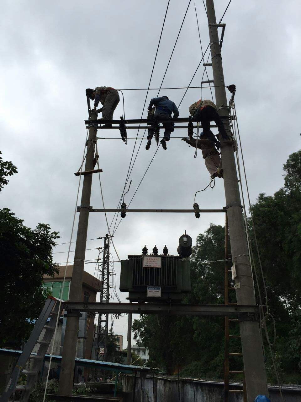 正在進行農村變壓器的改造工作 正在進行農村變壓器的改造工作
